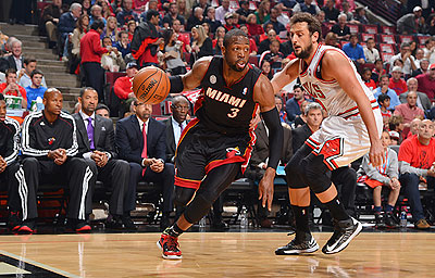 Hampered by a sore knee, Dwyane Wade scored six points, though the Heat still won Game 4 in Chicago. Net photo.