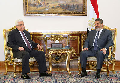 Egyptu2019s President Mohamed Morsi (R) meeting with Palestinian President Mahmoud Abbas at the presidential palace in Cairo, Egypt, on May 16, 2013. Xinhua. 