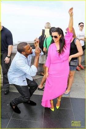 Kim Kardashian keeps it dressy while doing some sightseeing with her boyfriend Kanye West. Net photo.