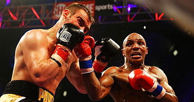 Alexander (R) retained his IBF welterweight title after Lee Purdy was pulled out. Net photo.