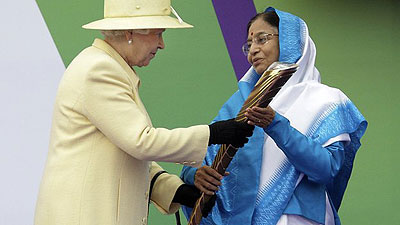 The Queen presents India's President Prathibha Devi Singh Patil with the baton to launch the Delhi Commonwealth Games. Net photo.