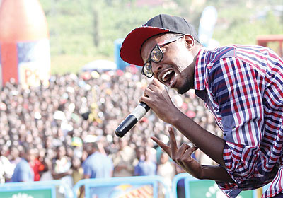 Kamichi sings his heart out in Karongi at the road show. The New Times / Plaisir Muzogeye