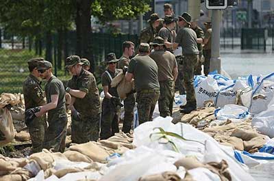 German soldiers helped shore up flood barriers against floodwaters from the swollen Elbe river. Net photo.