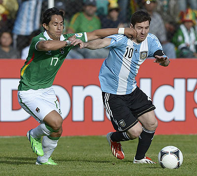 Argentina coach Alejandro Sabella is still unsure whether to risk Messi from the start or keep him on the bench. Net photo.