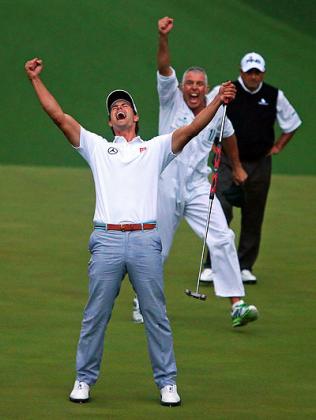 Scott (L) will have some insight into Woods as well from caddie Steve Williams (in background), who began carrying the Aussie's bags after he was dropped by Woods. Net photo.