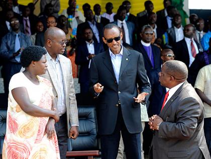 President Kagame talks to Musanze Mayor Winifrida Mpembyemungu (L), Northern Province Governor Aime Bosenibamwe (R) and the Minister for Local Government James Musoni during his visit to the district, yesterday. The New Times/ Village Urugwiro.