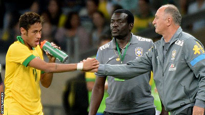 Scolari congratulates Neymar. Net photo