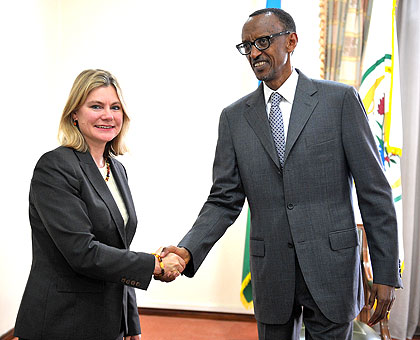 President Kagame (R) welcomes Greening at Village Urugwiro in Kigali yesterday. The New Times/ Village Urugwiro.