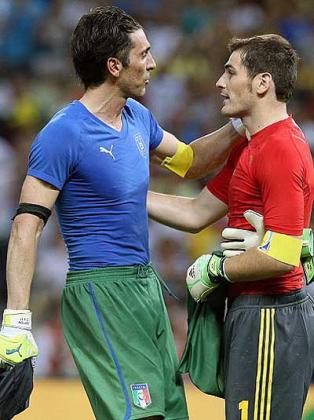 Casillas (right) went straight to console opposing number Buffon instead of celebrating. Net photo.