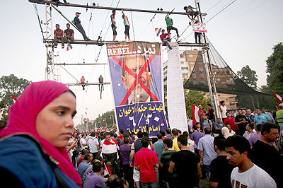 Egyptians protested against Mr. Morsi outside the presidential palace in Heliopolis, a neighborhood of Cairo, on Sunday. Net photo.