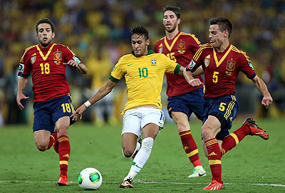  Brazil forward Neymar (C) won the Golden Ball award as the best player of the Confederations Cup. Net photo