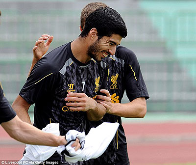 Luis Suarez was joking around at training in Bangkok as his Liverpool future remained unclear. Net photo.