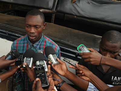 Suspects Ntakirutimana alias Rafiki and Mugaboniki (R) speaking to journalists at the Kicukiro Police Station earlier today. The New Times/John Mbanda.