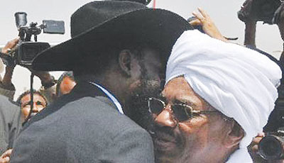 Sudanese President Omar al-Bashir (right) greets his South Sudanese counterpart Salva Kiir. Net photo.