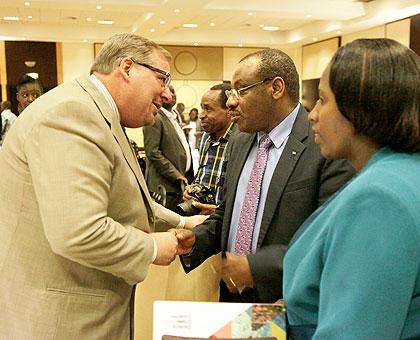 Pastor Rick Warren (L) talks to Finance Minister Amb. Claver Gatete (C) and Eastern Province Governor Odette Uwamariya after the lecture on Friday. The New Times/John Mbanda