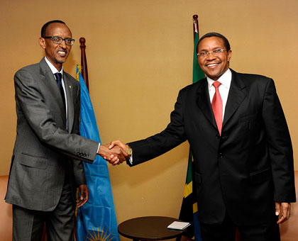 Presidents Kagame and Kikwete during the bilateral talks at the Commonwealth Munyoyo Resort in Kampala yesterday. The New Times/ Village Urugwiro.  