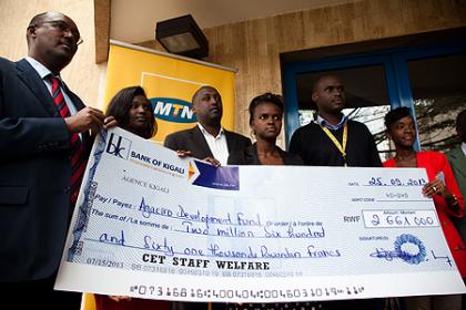 Kagabo (L), poses in a group photo with MTN call centre staff after receiving their contribution to Agaciro Development Fund.   The New Times/ Timothy Kisambira