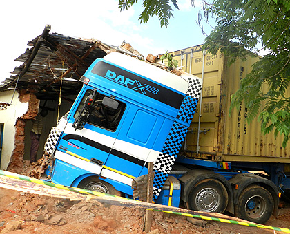 The truck that rammed into a bar in Kiniga Sector on Saturday. The New Times/ Stephen Rwembeho.