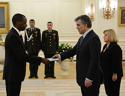 Kayizari presents his Letters of Credence to Turkish President Gu00fcl yesterday.  The New Times/Courtsey. 