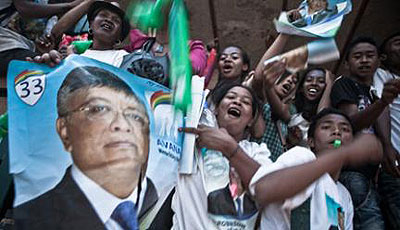 Supporters of presidential candidate Robinson Jean Louis take part in the last campaign rally on October 23, 2013 in Antananarivo ahead of the presidential elections today. Net photo.