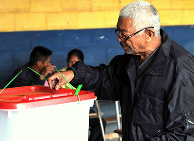 A man casts his ballot at a polling station in Antananarivo, capital of Madagascar, Oct. 25, 2013. Polling stations opened at 6 a.m. (0300GMT). Net photo.