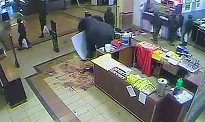 Security camera footage which emerged shows Kenyan soldiers taking away white shopping bags. Net photo.