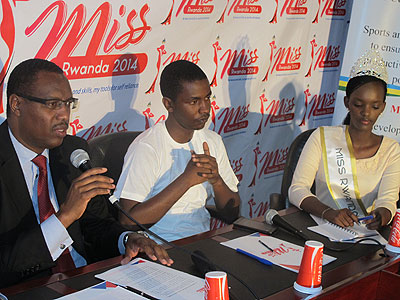 Minister for Sports and Culture Protais Mitali (L), Andrew Kareba of Rwanda Inspiration Backup Ltd (C) and  Miss Rwanda Aurore Mutesi Kayibanda. The New Times/Joseph Oindo