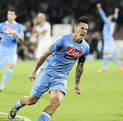 Marek hamsik celebrates his goal - Napoli beat Catania to keep the pressure on Roma. Net photo.