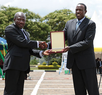 MTN chief executive officer Asante receives the award from Senate president Dr. Jean Damascence Ntawukuliryayo. The New Times / Village Urugwiro