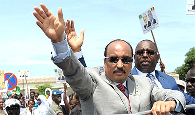 Mauritania's President Mohamed Ould Abdel Aziz (left) with Senegalese counterpart Macky Sall on his arrival at Dakar airport in September for a two-day state visit. Net photo.