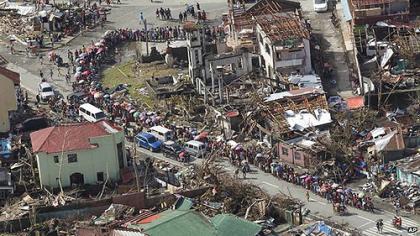 Hundreds are queuing for relief goods including water and medicines. Net photo.