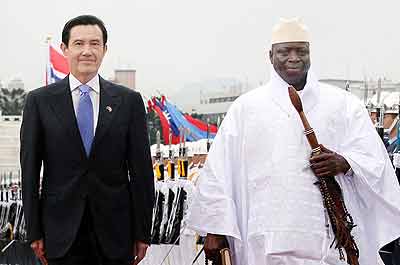 President Yahya Jammeh, right, says Gambia wants to u201cremain friendsu201d with Taiwanese people. Net photo.