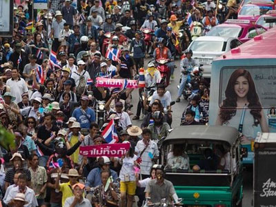 Protesters are marching on Bangkoku2019s streets for a fourth day, in the biggest demonstrations for over three years. Net photo.