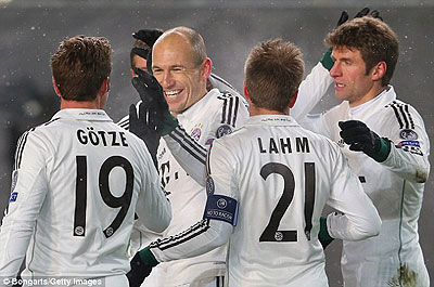 Arjen Robben (C) celebrates with his Bayern team-mates after scoring the opener. Net photo.