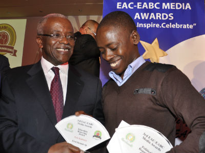 TNT reporter Eric Kabeera poses for a photo with Uganda's Prime Minister Amama Mbabazi at the EAC Media awards gala on Thursday night. The New Times/Courtesy