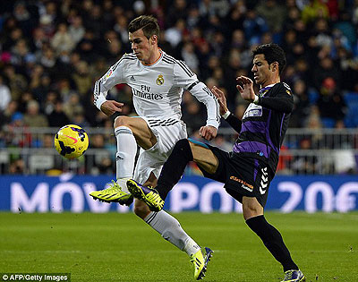 Bale vies for possession with Valladolid's forward Javi Guerra. Net photo.