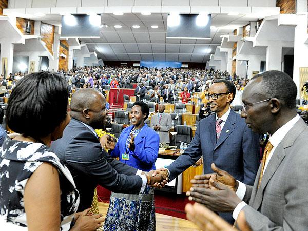 President Kagame greets some of the participants during the Dialogue. 