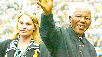 South Africa has paid tributes to La Grange (L) for serving Mandela with u2018unquestionableu2019 loyalty. Net photo.