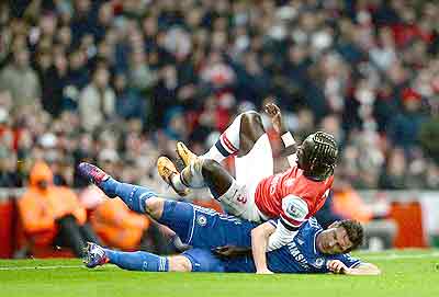 Lampard goes in for a tackle with Arsenal's Bacary Sagna. Net photo.