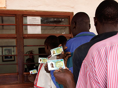 Rwandans travelling to Uganda through Gatuna yesterday. The New Times/John Mbanda