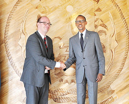 President Kagame welcomes outgoing UK envoy to Rwanda Llewellyn-Jones at Village Urugwiro yesterday. The New Times/Village Urugwiro