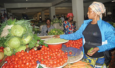 Traders wait for buyers in Kimironko market. A big drop in prices of vegetables contributed greatly to the fall in December inflation rate. The New Time / File. 