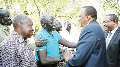 Kenyan President, Uhuru Kenyatta (2nd right) and his Ethiopian counterpart Desalegn Hailemariam (right) being received in South Sudan. Kenyatta led a delegation to push for a ceasefire in the war-torn nation. Net Photo.