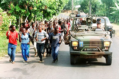 A damning picture shows French troops patrol streets in Kigali alongside Intarahamwe militia in 1994. Net photo.