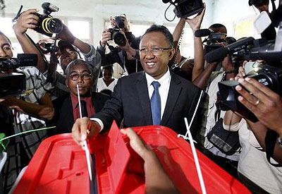 Hery Rajaonarimampianina (C) casts his ballot at a polling centre in Tsimbazaza area of the capital Antananarivo December 20, 2013. Net photo.