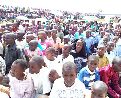 Hundreds of residents defied scorching sun to welcome Kwibuka Flame in Kinazi, Ruhango District, on Saturday.   The New Times/ JP Bucyensenge.