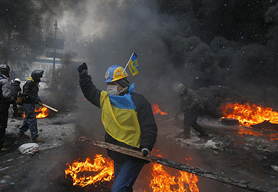 Protesters in Kiev, Ukraine. The country has plunged into lawlessness following violent protests. Net photo. 