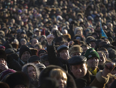 There has been a stand-off over the occupied buildings in Kiev. Net photo.