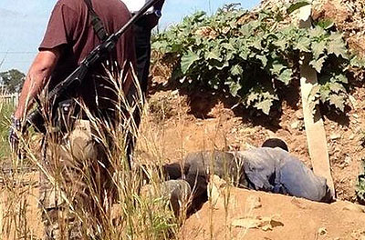 Picture showing one miner shouting down the shaft to tell his colleagues there were no police around. Net photo.