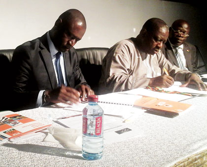 The Rwandan Private Sector Federation chairman, Benjamin Gasamagera (L), and the president of Ghana Chamber of Commerce, Seth Adjei Baah (C), sign the trade agreement in Accra on F....